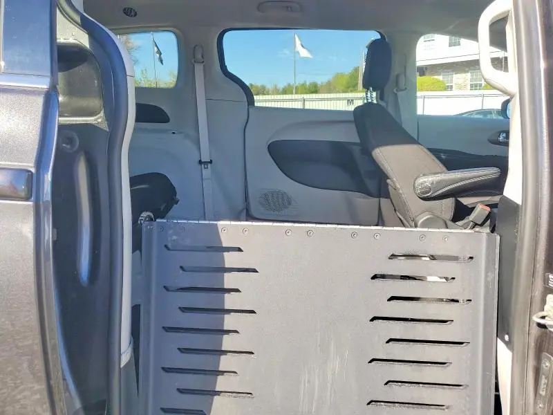 2022 CHRYSLER VOYAGER LX  