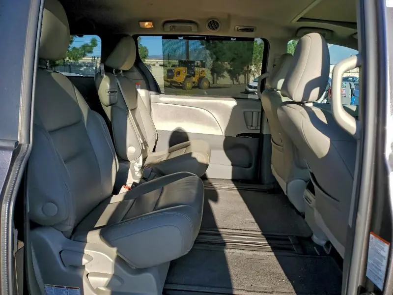 2016 TOYOTA SIENNA XLE  