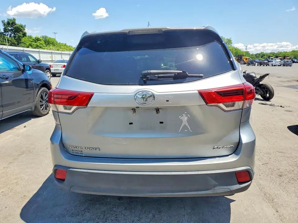 2017 TOYOTA HIGHLANDER SE  