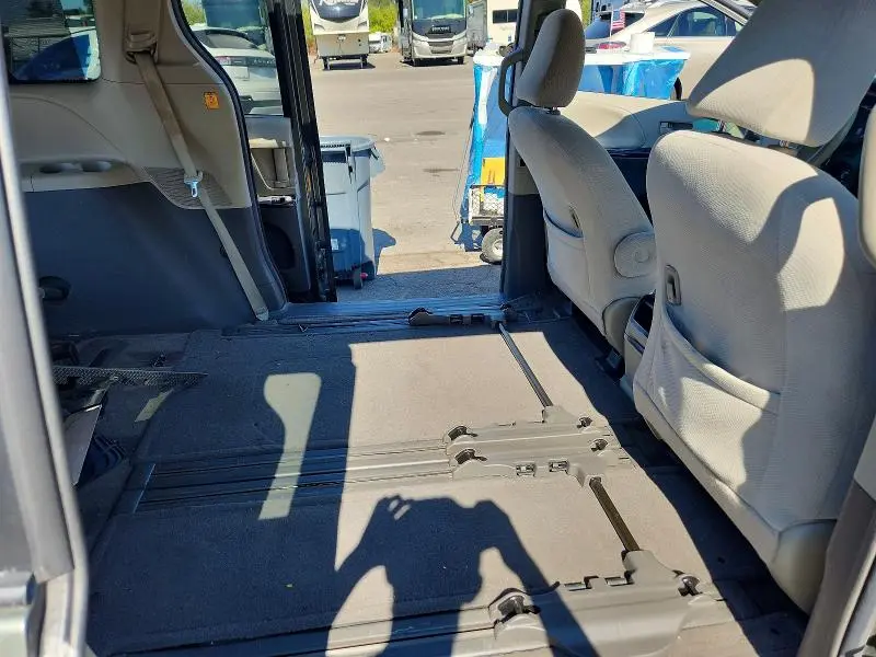 2013 TOYOTA SIENNA LE  