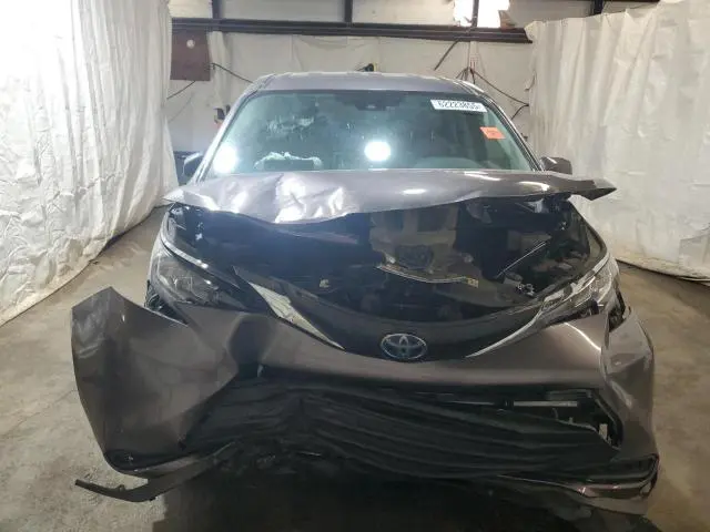 2021 TOYOTA SIENNA LE  