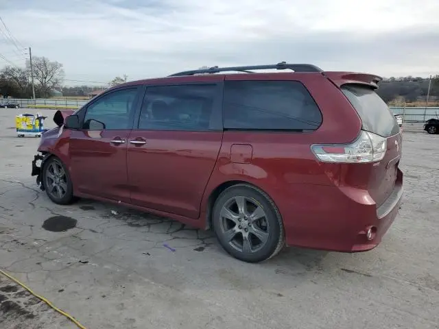 2017 TOYOTA SIENNA SE  