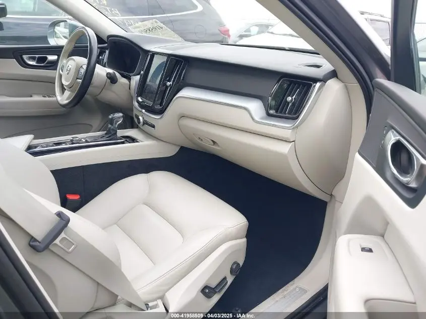 2020 VOLVO XC60 T5 MOMENTUM