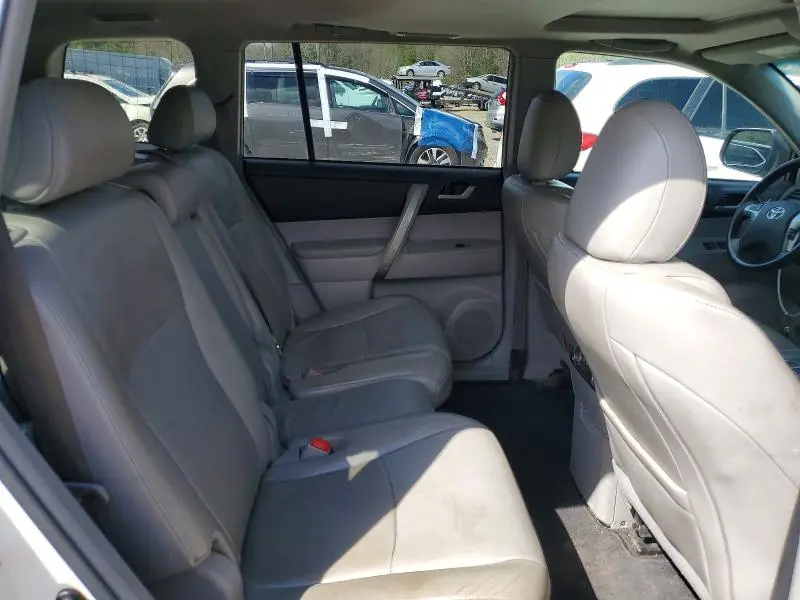 2013 TOYOTA HIGHLANDER SE  