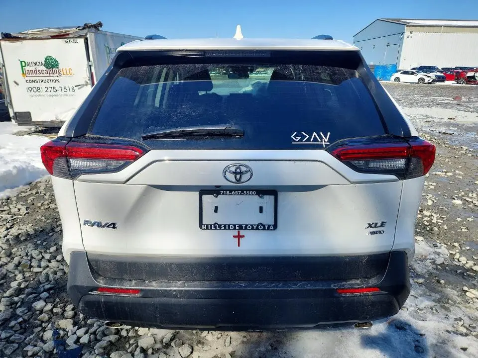 2025 TOYOTA RAV4 XLE  