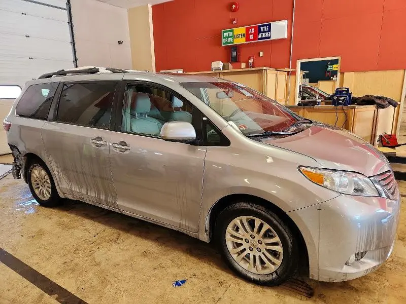 2016 TOYOTA SIENNA XLE  