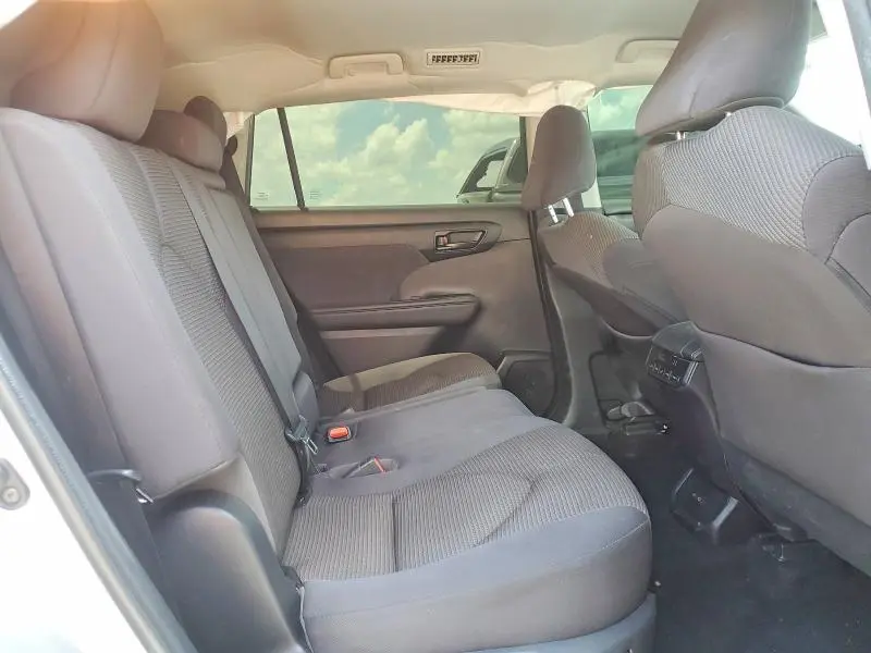 2022 TOYOTA HIGHLANDER LE  