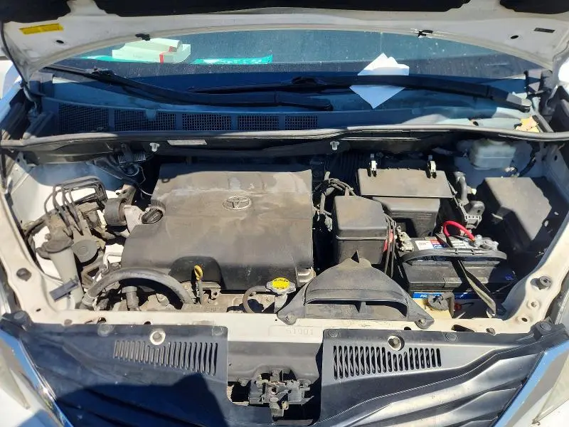 2014 TOYOTA SIENNA LE 8-PASSENGER  