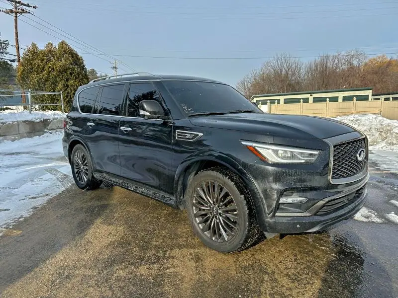 2023 INFINITI QX80 LUXE  