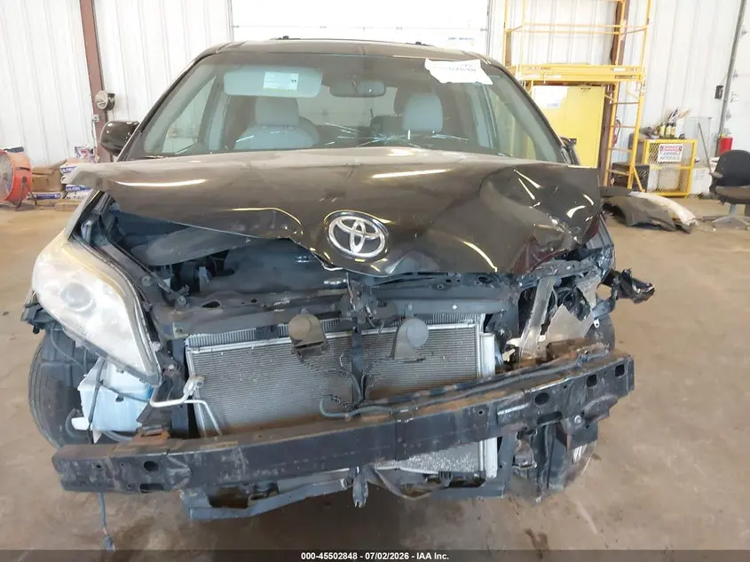 2016 TOYOTA SIENNA XLE 8 PASSENGER