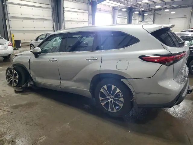 2022 TOYOTA HIGHLANDER XLE  