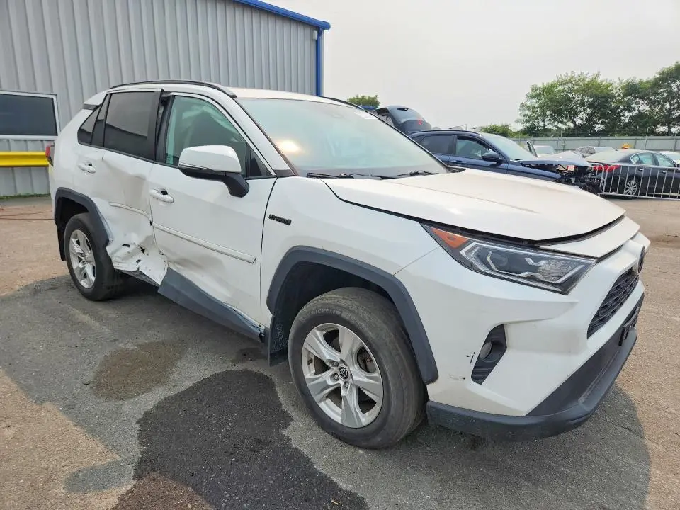 2021 TOYOTA RAV4 XLE  