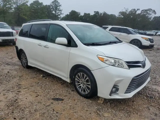 2019 TOYOTA SIENNA XLE  