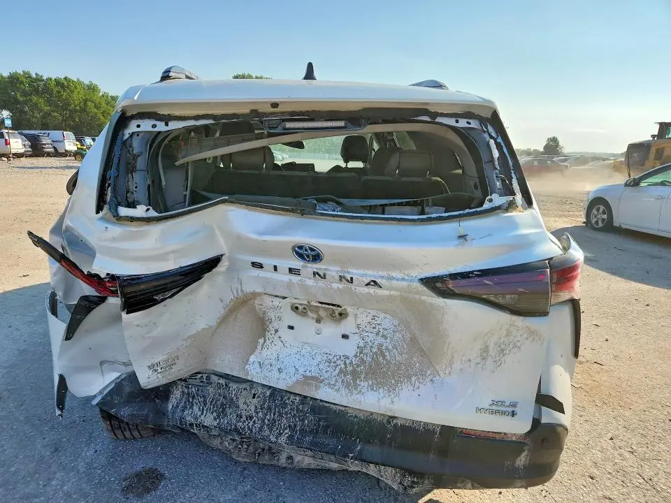 2023 TOYOTA SIENNA XLE  