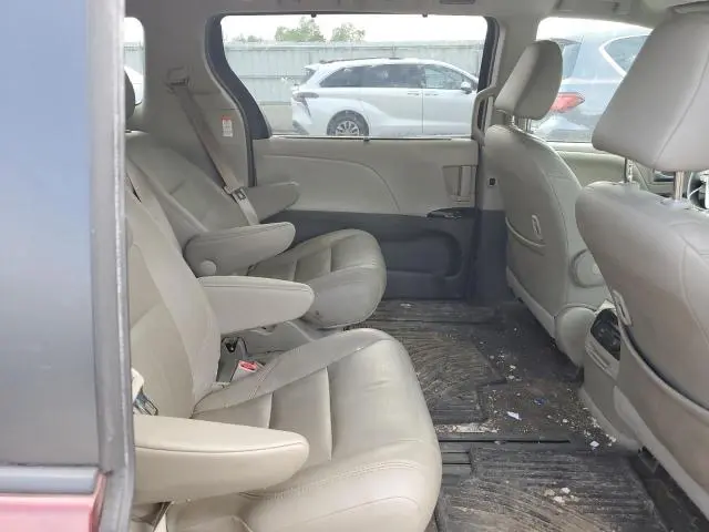 2017 TOYOTA SIENNA XLE  
