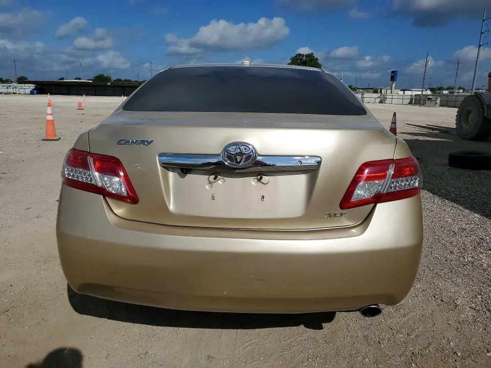 2011 TOYOTA CAMRY XLE  