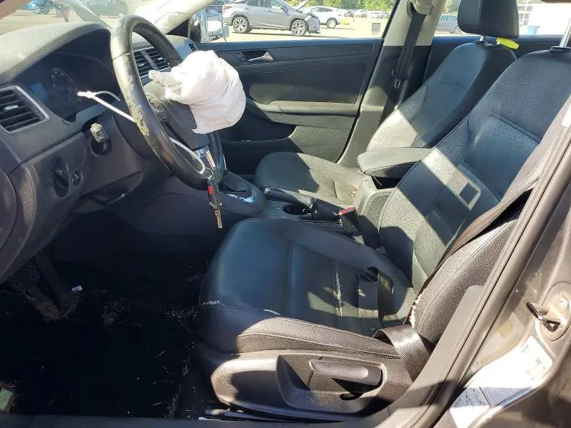 2011 VOLKSWAGEN JETTA SE  
