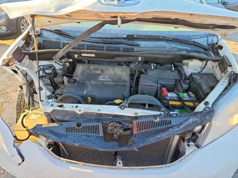 2013 TOYOTA SIENNA LE  