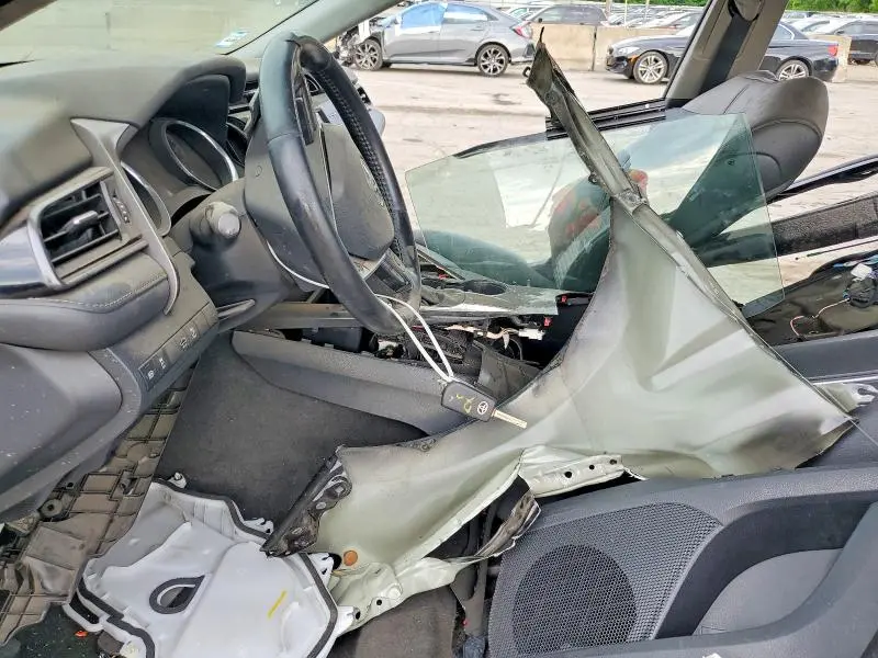 2019 TOYOTA CAMRY SE  