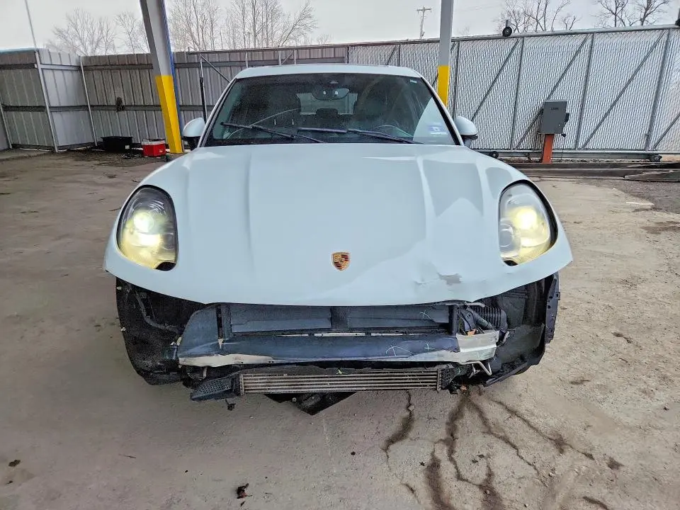 2017 PORSCHE MACAN   