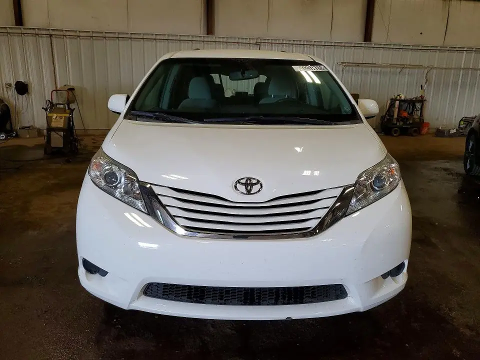2015 TOYOTA SIENNA LE  