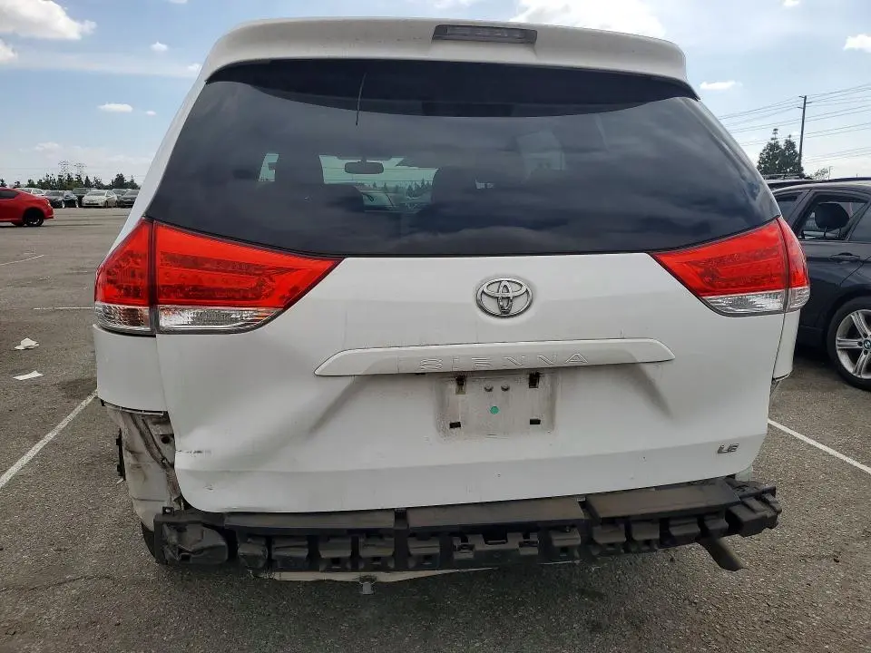 2014 TOYOTA SIENNA LE 8-PASSENGER  