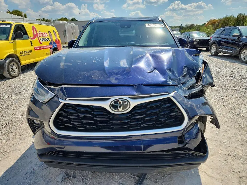 2021 TOYOTA HIGHLANDER XLE  