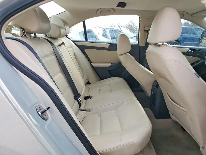 2011 VOLKSWAGEN JETTA SE  