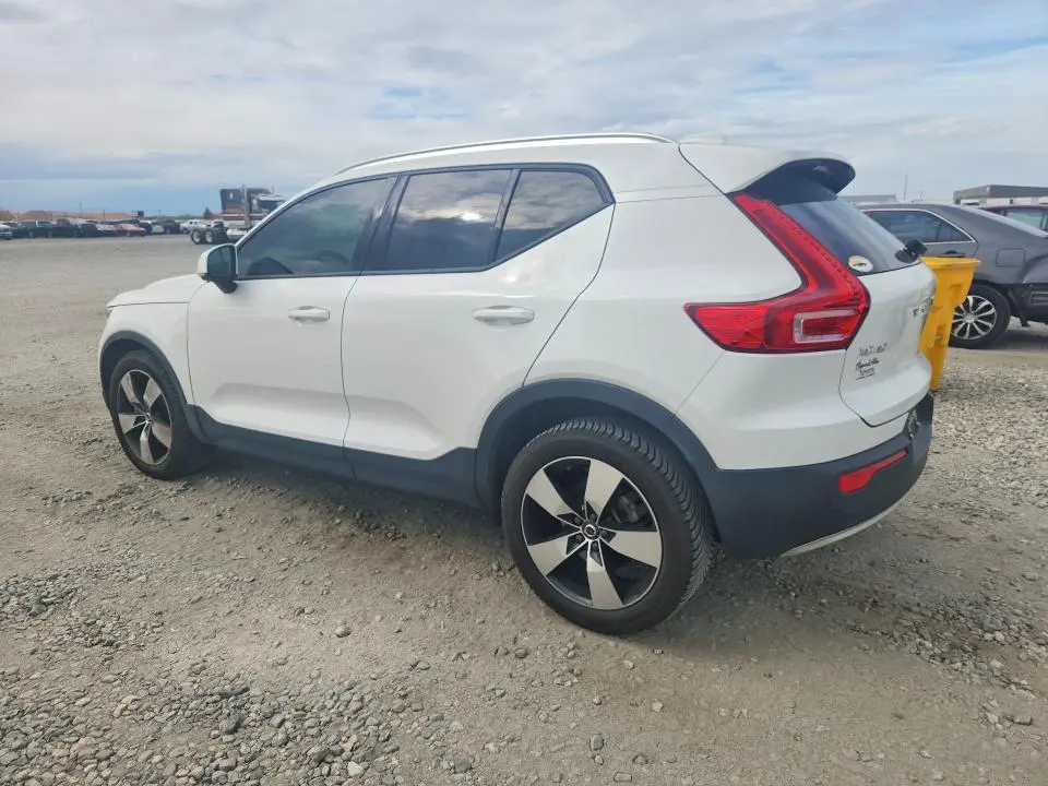 2022 VOLVO XC40 T4 MOMENTUM  