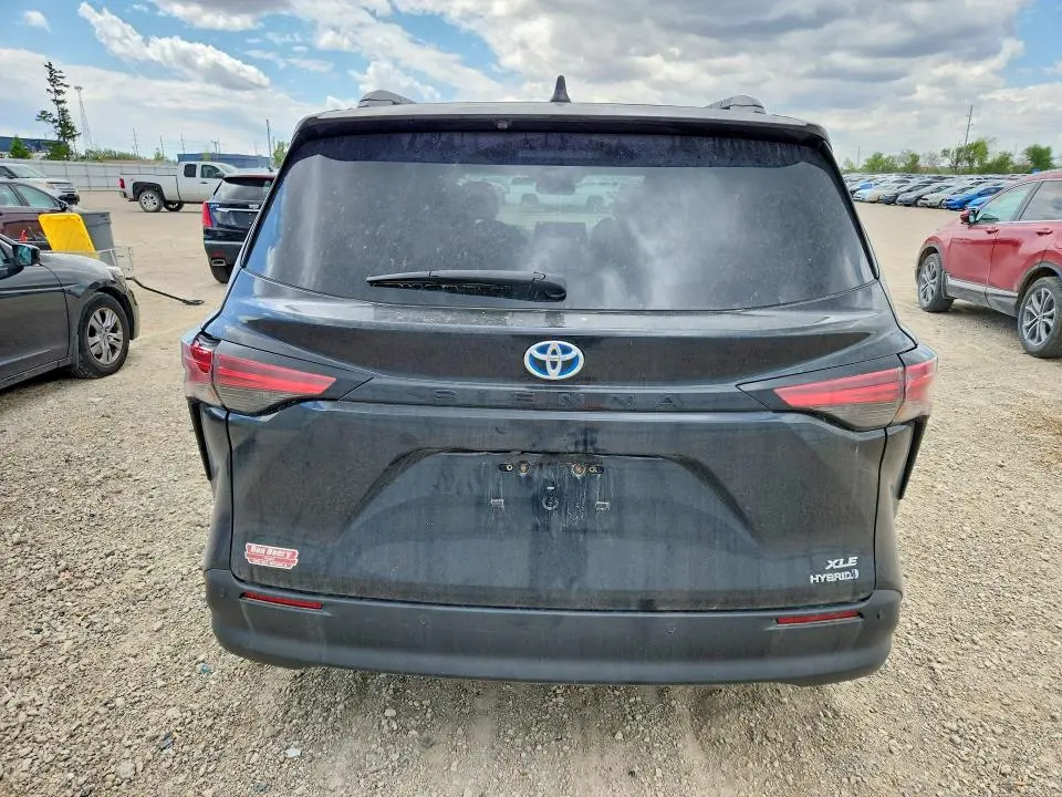 2021 TOYOTA SIENNA XLE  