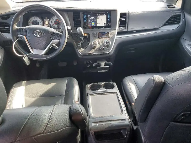 2017 TOYOTA SIENNA SE  