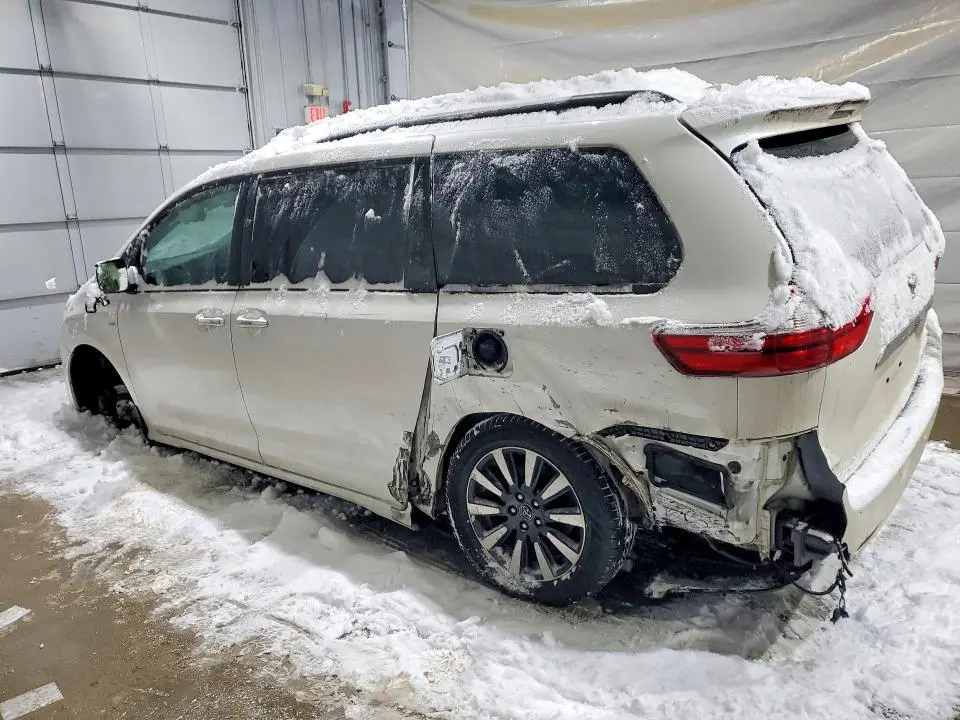 2019 TOYOTA SIENNA XLE  