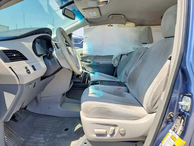 2013 TOYOTA SIENNA LE  