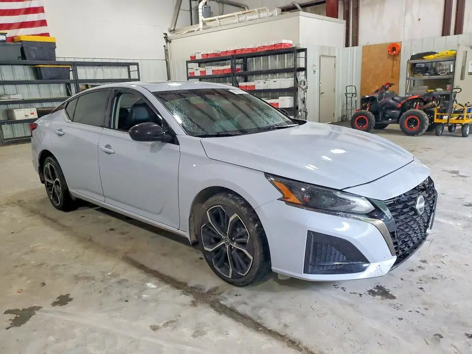 2023 NISSAN ALTIMA SR  