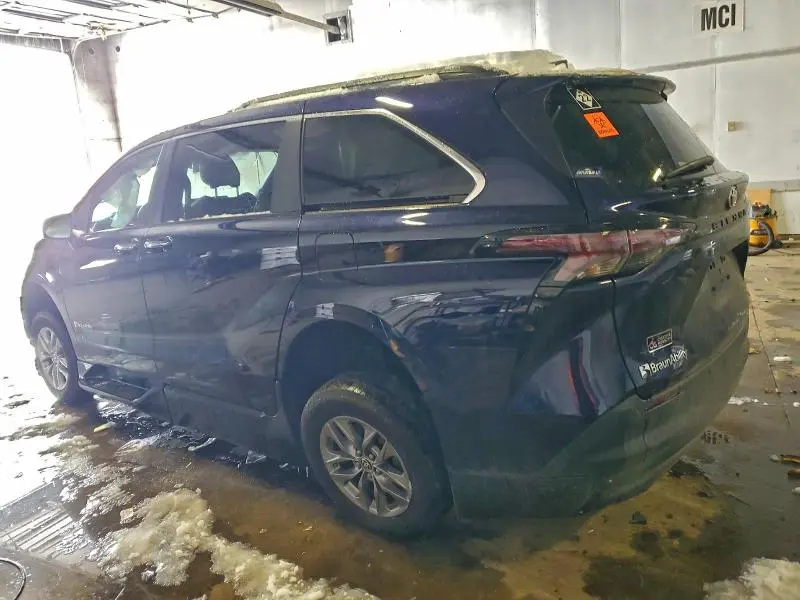 2023 TOYOTA SIENNA XLE  