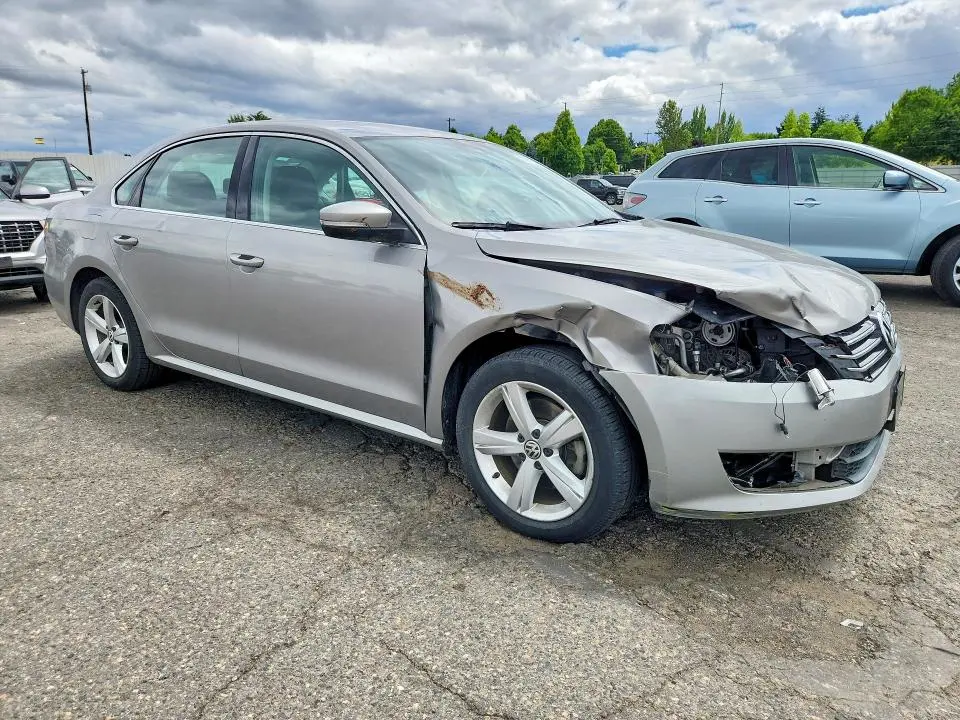 2013 VOLKSWAGEN PASSAT SE  