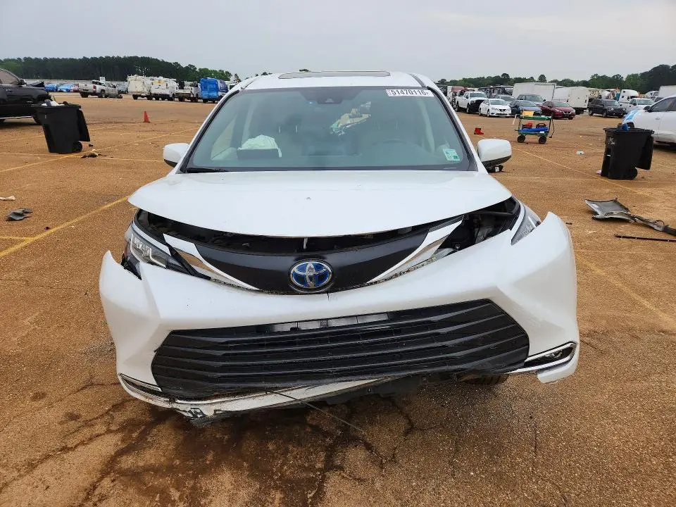 2022 TOYOTA SIENNA XLE  