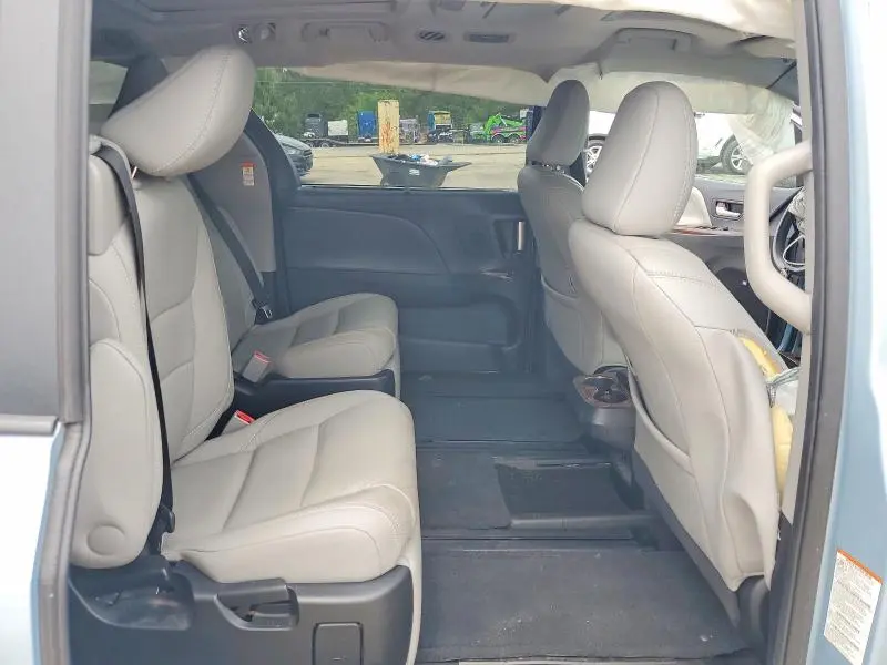 2015 TOYOTA SIENNA LIMITED PREMIUM 7-PASSENGER  