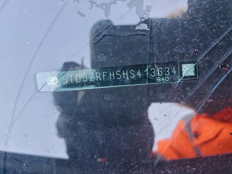 2017 TOYOTA HIGHLANDER SE  