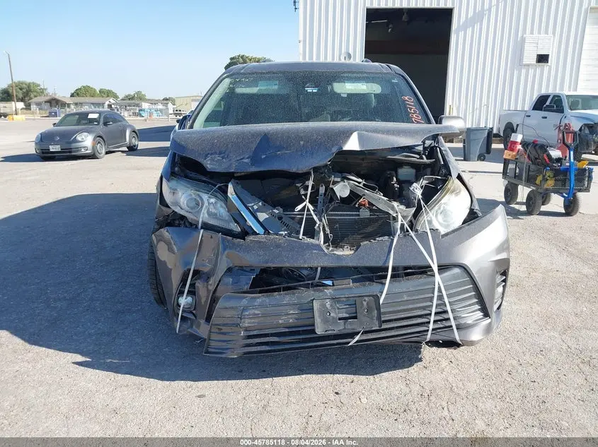 2020 TOYOTA SIENNA XLE