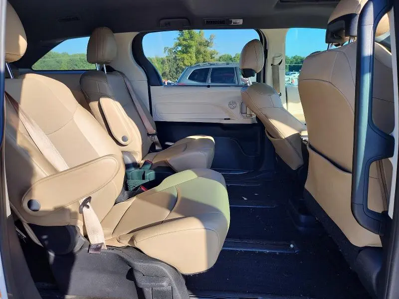 2021 TOYOTA SIENNA XLE  