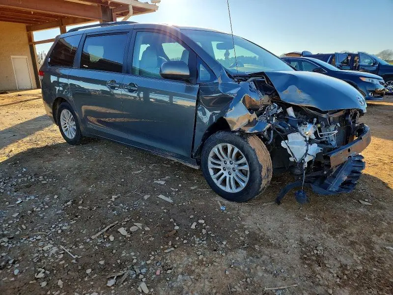 2011 TOYOTA SIENNA XLE  