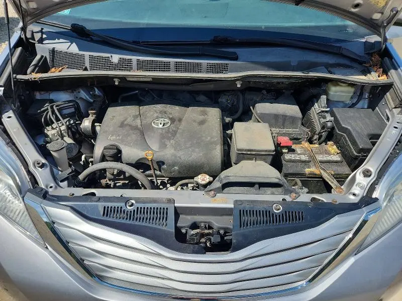 2017 TOYOTA SIENNA LE  