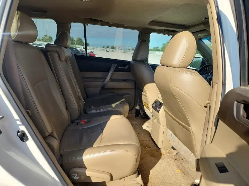 2010 TOYOTA HIGHLANDER SE  