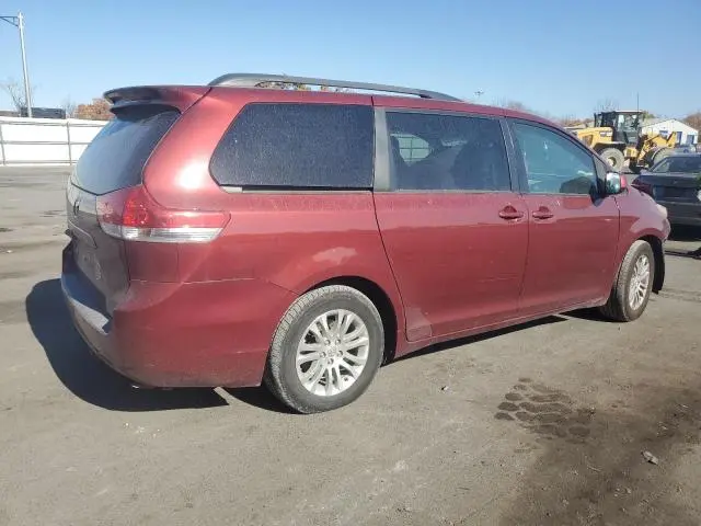 2011 TOYOTA SIENNA XLE  