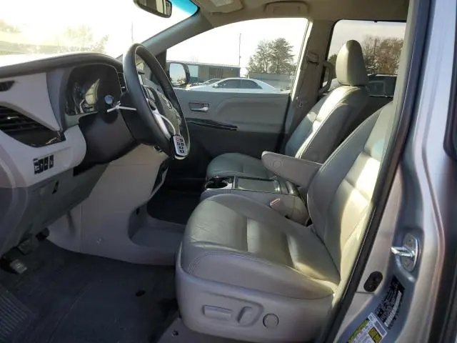 2016 TOYOTA SIENNA XLE  