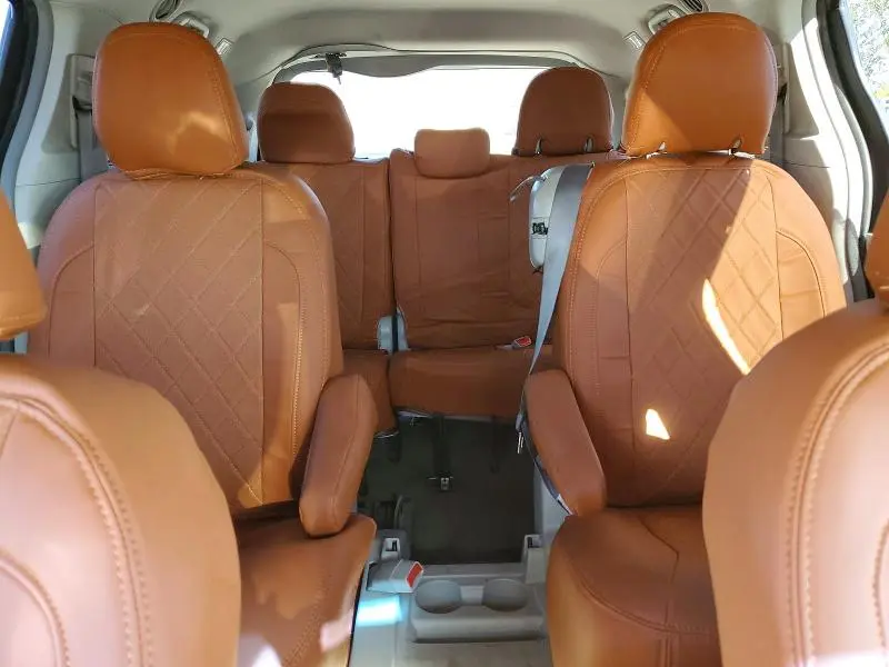 2011 TOYOTA SIENNA LE 8-PASSENGER  