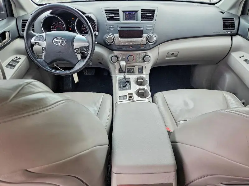 2011 TOYOTA HIGHLANDER SE  
