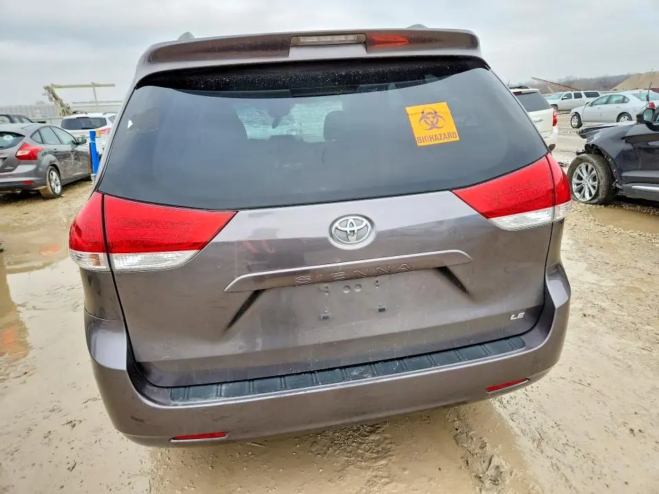 2011 TOYOTA SIENNA LE 8-PASSENGER  