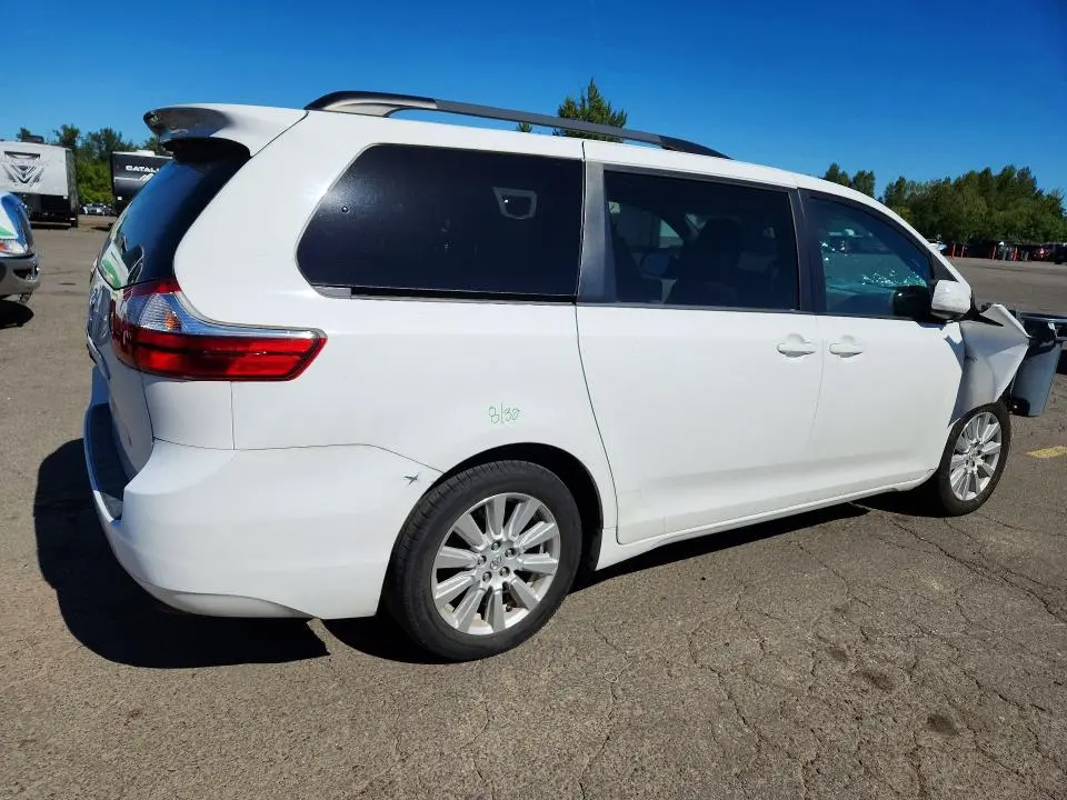2017 TOYOTA SIENNA LE  